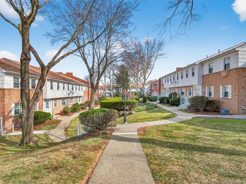 210-210 Parkside Dr, Suffern, NY, 10901-7852 | Card Image