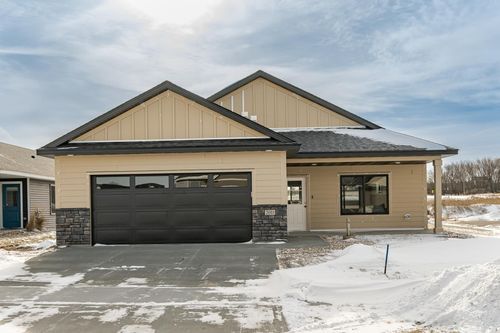 2011 Douglas Trail Dr Se, Pine Island, MN, 55963-2818 | Card Image