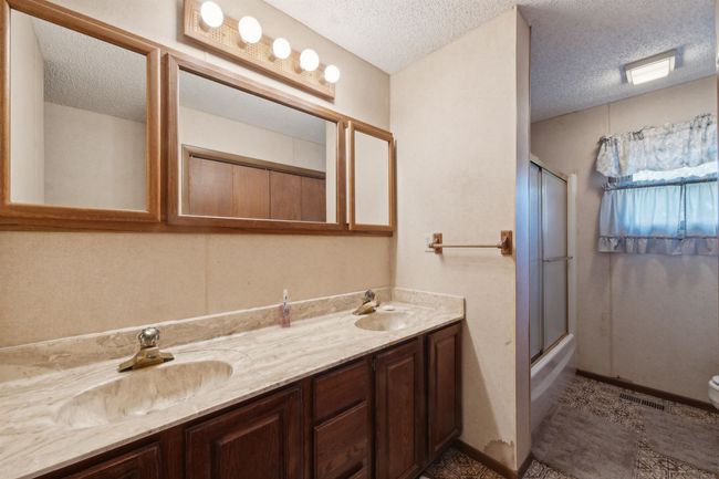 Features double sinks | Image 18