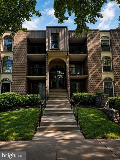 31-3300 Woodburn Village Dr, ANNANDALE, VA, 22003-6840 | Card Image