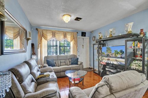 640 Ne 24th St, Pompano Beach, FL, 33064-6402 | Card Image