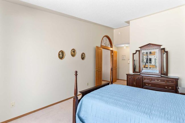 1038 Shawnee Rd Sw, Home with 3 bedrooms, 3 bathrooms and 4 parking in Calgary AB | Image 21