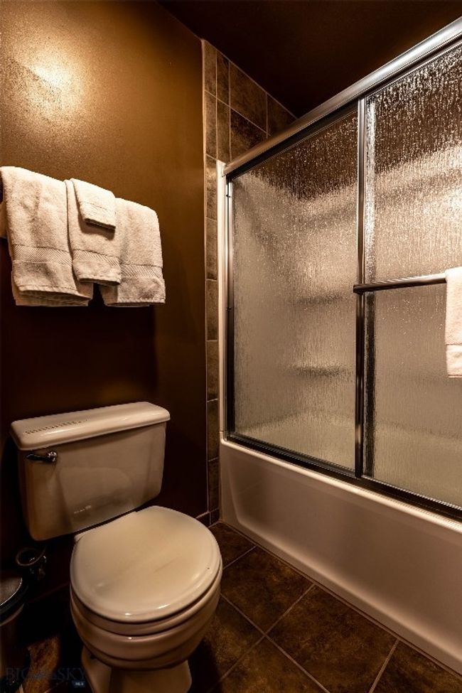 Hall Bathroom | Image 19