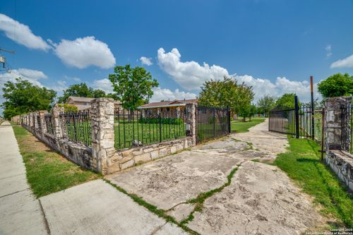 606 W Baetz Blvd, San Antonio, TX, 78221-3407 | Card Image