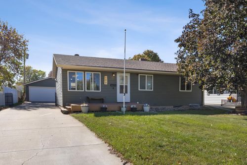 109 7th Ave E, West Fargo, ND, 58078-2727 | Card Image
