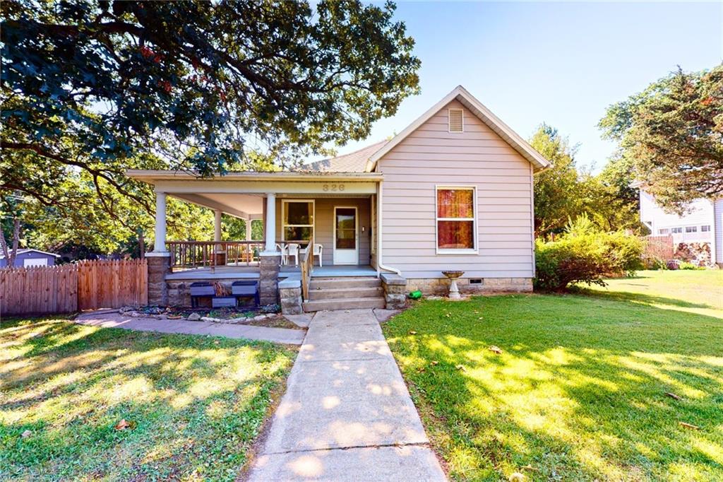 West St, Nevada, MO 64772