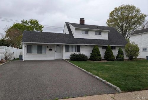 15 Falcon Ln, Levittown, NY, 11756-2106 | Card Image
