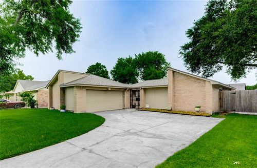 17043 Coachmaker Dr, Friendswood, TX, 77546-2649 | Card Image