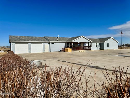 820 42nd Street W, Williston, ND, 58801 | Card Image