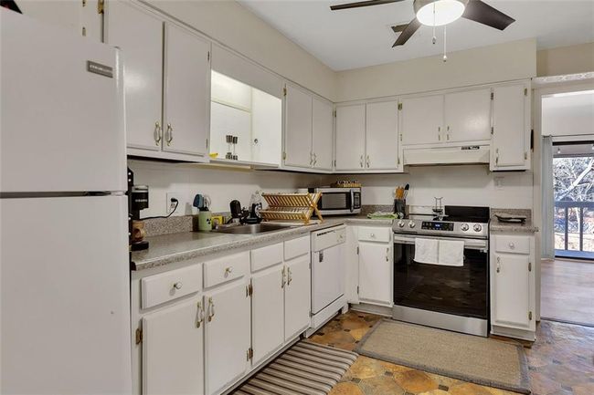 702 Hanover Ln Se, Condo with 2 bedrooms, 2 bathrooms and 2 parking in Marietta GA | Image 7