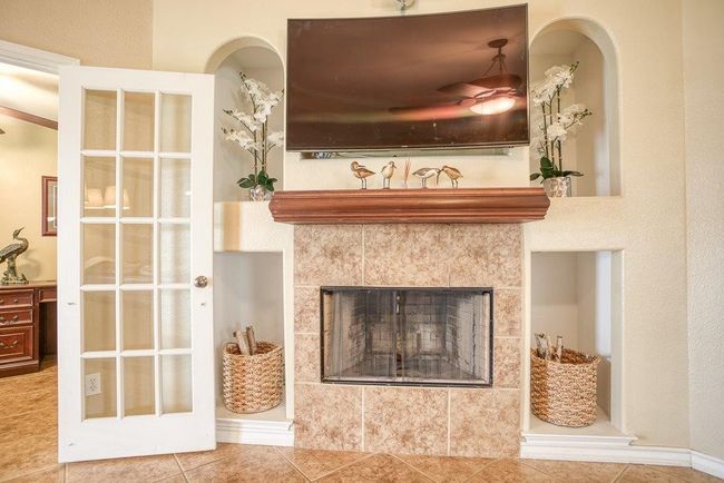 Fireplace and entertainment wall with four beautifully arched niches | Image 8