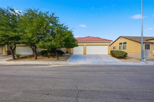 5833 Vista Luna St, North Las Vegas, NV, 89031-3582 | Card Image