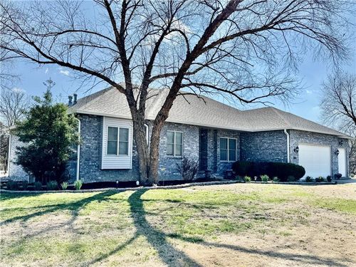 611 Deer Trail St, Parsons, KS, 67357-2182 | Card Image