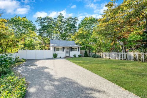 60 S Evergreen Dr, Selden, NY, 11784-3030 | Card Image
