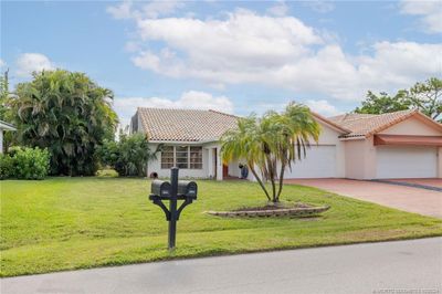 4012 Se Fairway West W, House other with 3 bedrooms, 2 bathrooms and 2 parking in Stuart FL | Image 1