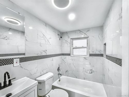 20 Hounslow Rd, Shirley, NY, 11967-2514 | Card Image