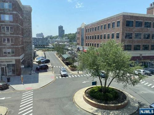 2207 City Pl, Edgewater, NJ, 07020-3139 | Card Image