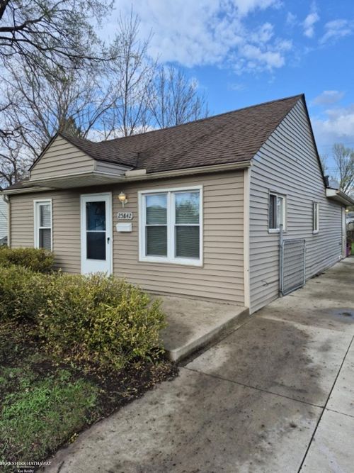 25842 Leach St, Roseville, MI, 48066-3669 | Card Image