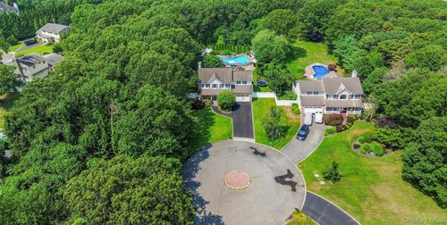 15 Victoria Ct, Oakdale, NY, 11769-1009 | Card Image