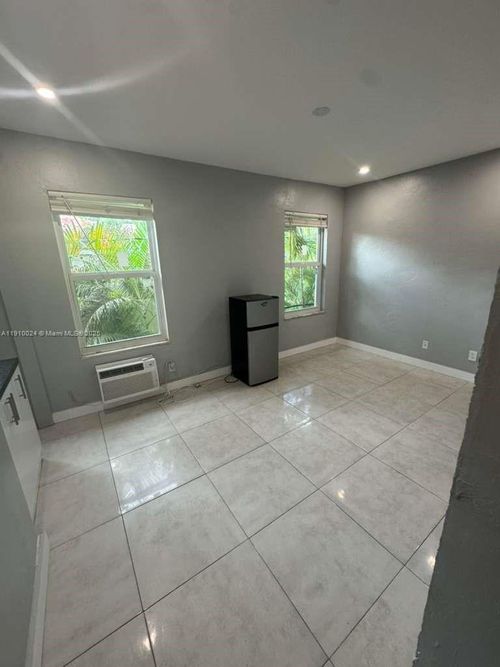 apt-15-319 W 28th St, Miami Beach, FL, 33140-4301 | Card Image