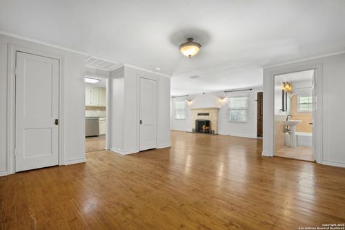 225 North St, Boerne, TX, 78006-1633 | Card Image