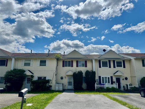 39 Cedar Ct, Middletown, NY, 10940-6942 | Card Image