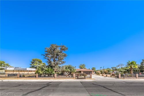 2880 Red Rock St, Las Vegas, NV, 89146-5360 | Card Image
