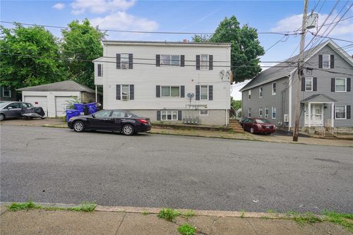 39 Highland St, Pawtucket, RI, 02860-5103 | Card Image