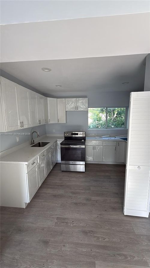 629 9th St, West Palm Beach, FL, 33401-3660 | Card Image