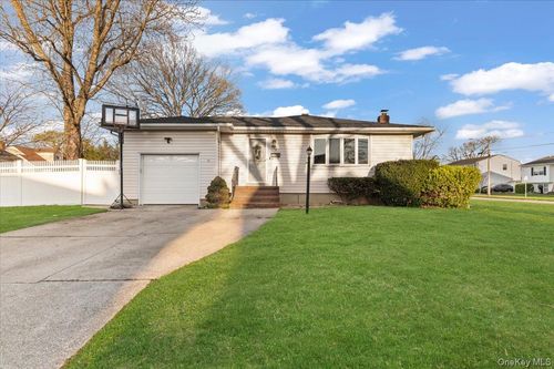 719 Catskill Avenue, Babylon, NY, 11757 | Card Image
