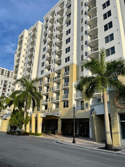 604 - 1830 Radius Dr, Condo with 2 bedrooms, 2 bathrooms and null parking in Hollywood FL | Image 1