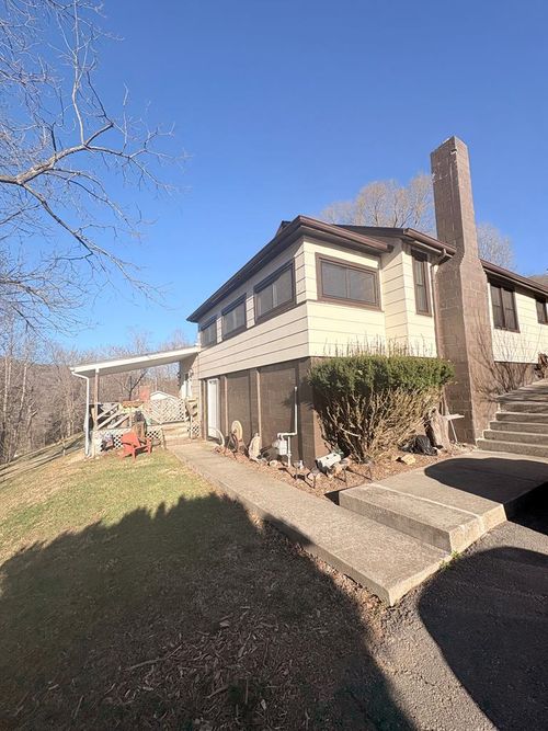 78 Johnson St, Hinton, WV, 25951-4518 | Card Image