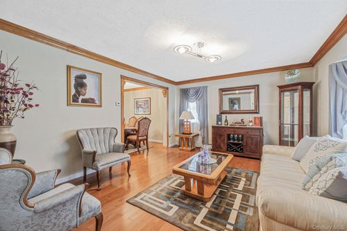125 W Bartlett Rd, Middle Island, NY, 11953-1818 | Card Image