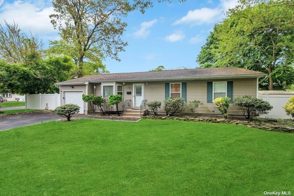 Oxford Pl, Ronkonkoma, NY 11779