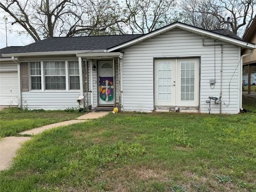 531 E Houston St, Giddings, TX, 78942-2717 | Card Image