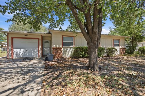 740 Thomas Ave, Hurst, TX, 76053-6438 | Card Image