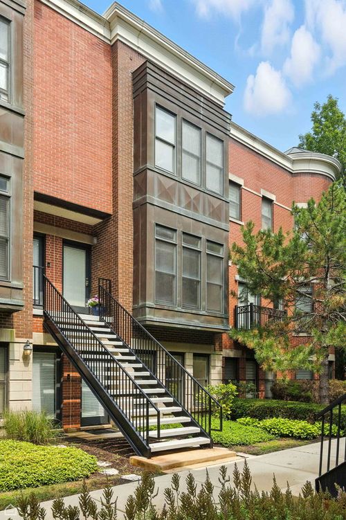 834 W Village Ct, Chicago, IL, 60608-1050 | Card Image
