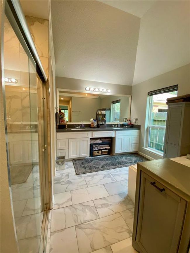 Primary Bathroom | Image 17