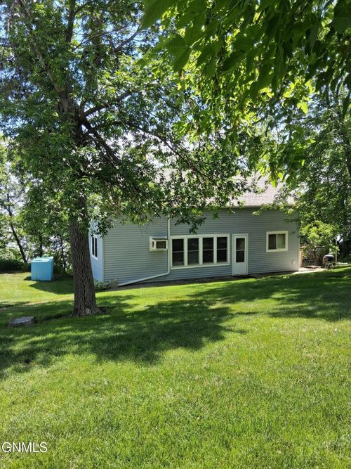 307 Sandy Beach Road, Jamestown, ND, 58401 | Card Image