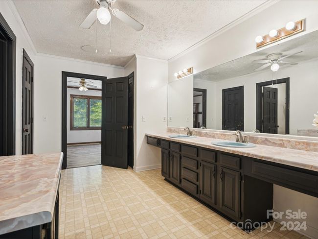 UPSTAIRS CONNECTING BATHROOM | Image 26