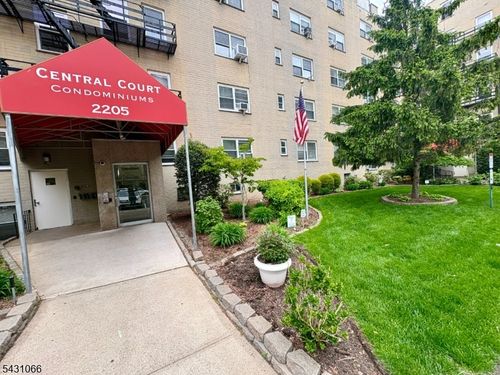 4-d-2205 N Central Rd, Fort Lee, NJ, 07024-7517 | Card Image