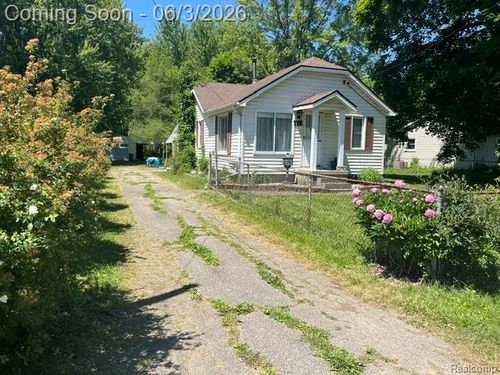 1086 Forest Ave, Burton, MI, 48509-1902 | Card Image
