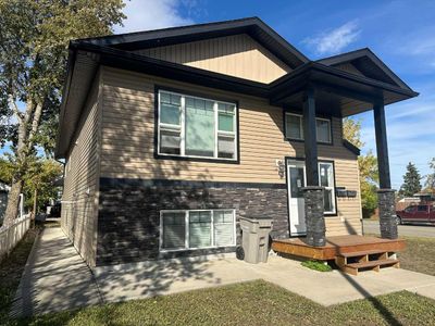 9302 100 Ave, House other with 5 bedrooms, 3 bathrooms and 2 parking in Grande Prairie AB | Image 2