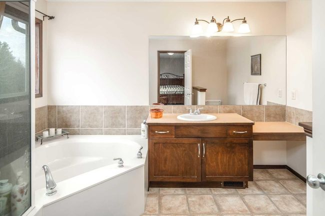 109 St Moritz Place Sw, House other with 3 bedrooms, 3 bathrooms and 4 parking in Calgary AB | Image 19