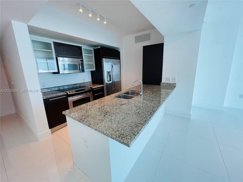 3210-950 Brickell Bay Dr, Miami, FL, 33131-3931 | Card Image