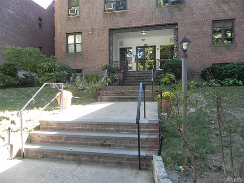 2p-12 Welwyn Rd, Great Neck, NY, 11021-3532 | Card Image