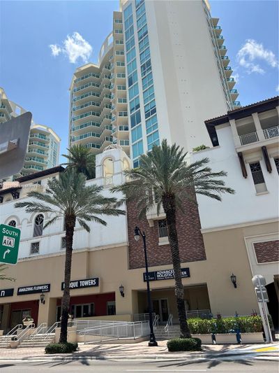 TH-307 - 250 Sunny Isles Blvd, Condo with 3 bedrooms, 2 bathrooms and null parking in Sunny Isles Beach FL | Image 2