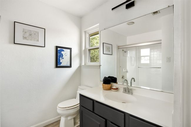 Guest bathroom upstairs | Image 25
