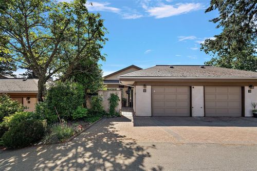 32-901 Kentwood Lane, Victoria, BC, V8Y2Y7 | Card Image