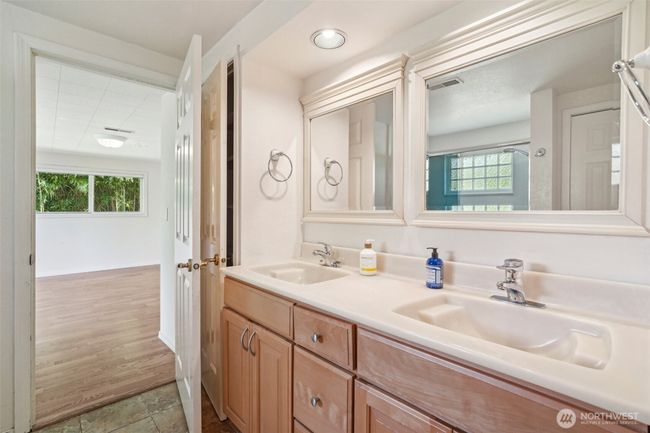 11112 E Riverside Dr, House other with 3 bedrooms, 3 bathrooms and 2 parking in Bothell WA | Image 21